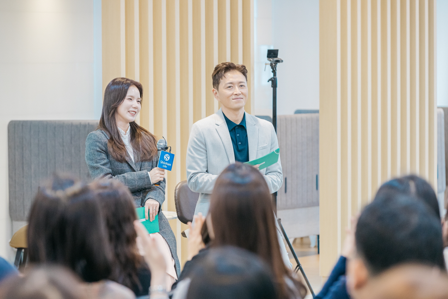 신한라이프 임직원을 대상으로 강연을 한 진태현-박시은 부부.jpg