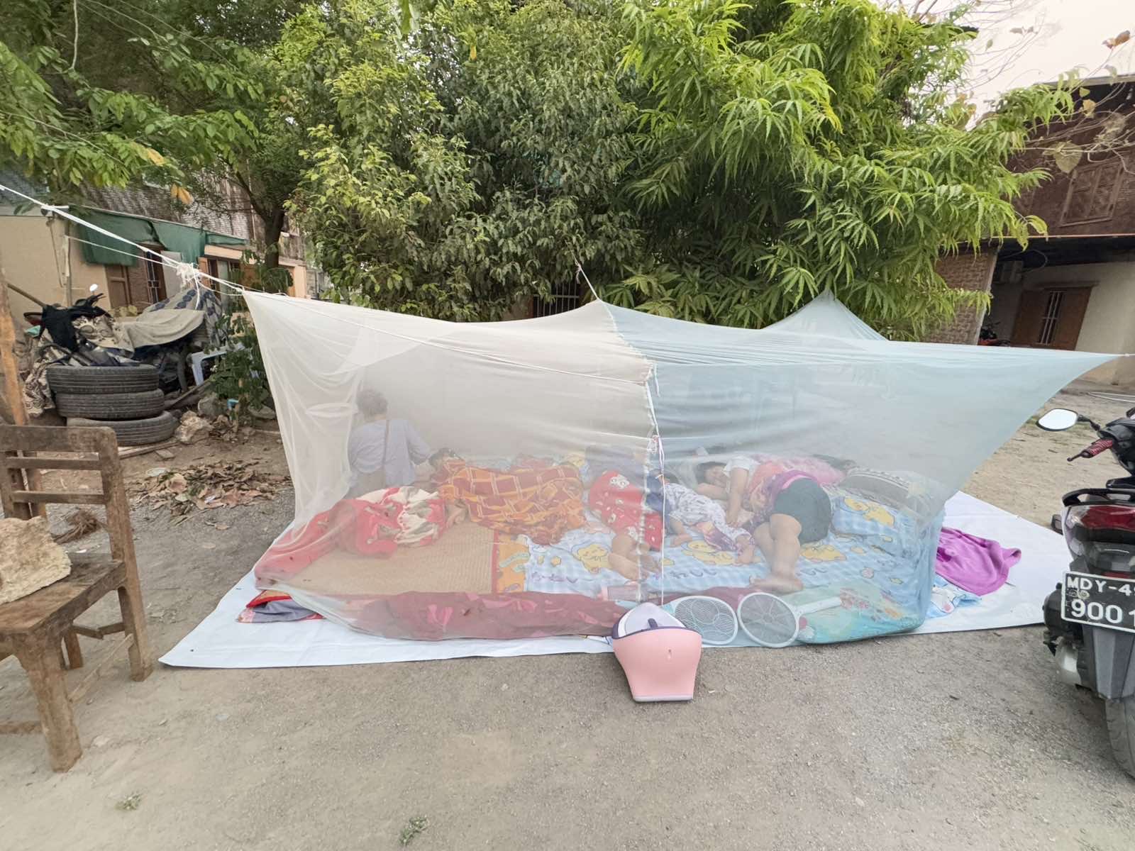 지진으로 집을 잃은 이재민들이 텐트에서 생활하고 있다 (사진제공