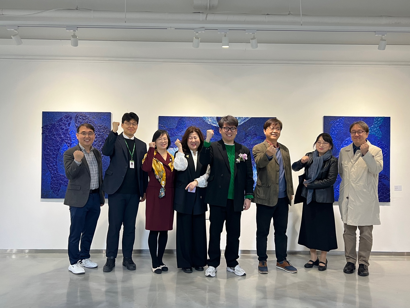 개회식에서 주요 관계자들이 사진 촬영을 하고있다..jpg