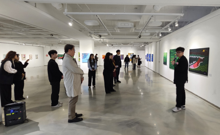 작품 설명을 하고 있는 김수광 작가.png