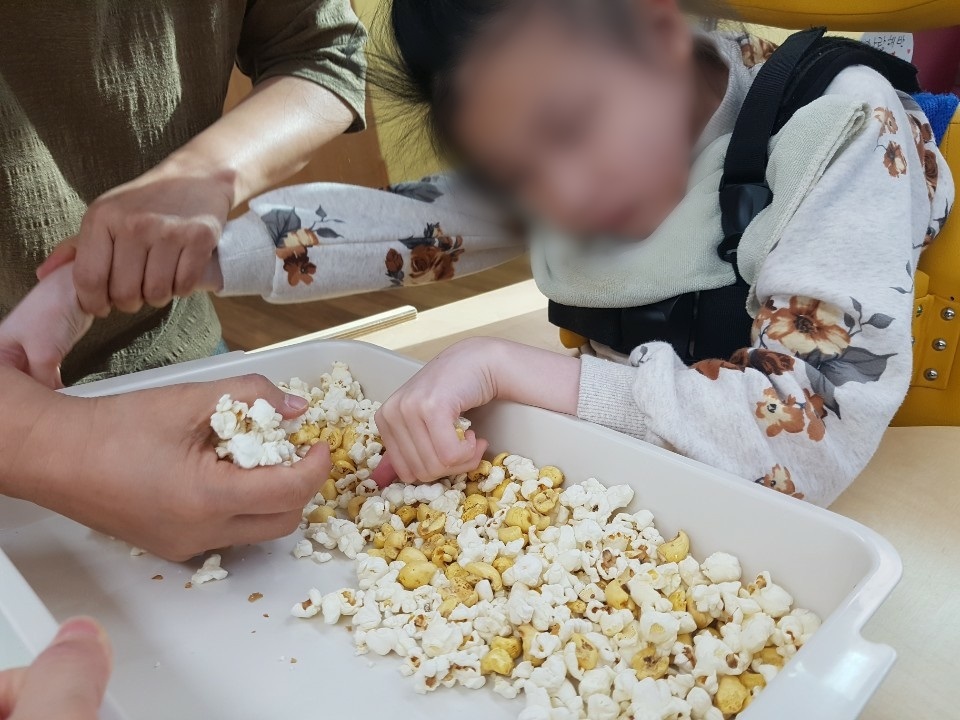 촉감교육을 진행중인 시청각장애아동.jpg