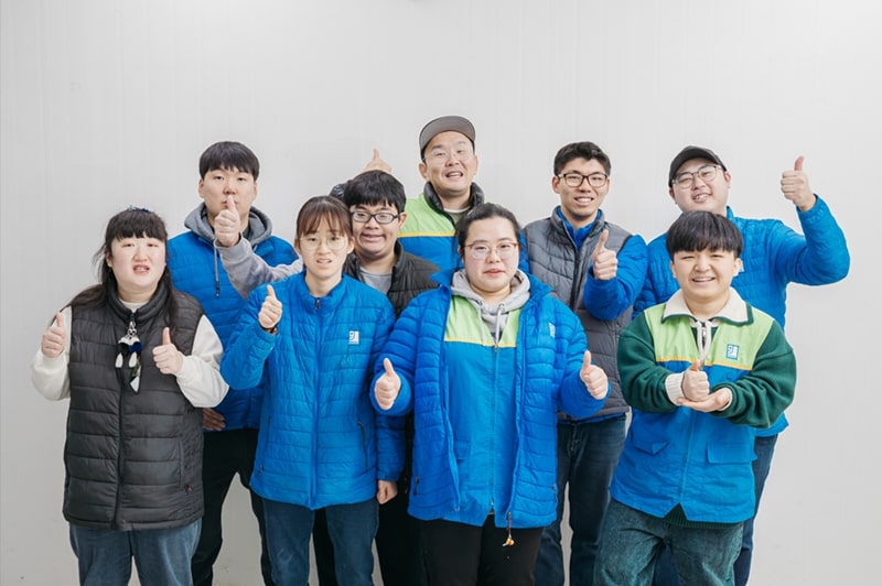 개그맨 윤형빈이 굿윌스토어 밀알구리점 일일직업체험에 재능기부로 참여했다.jpg