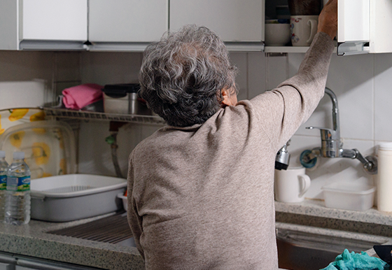 허기와 외로움으로 채우는 한상 2