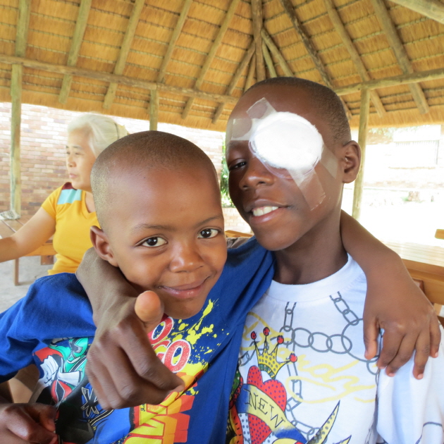 라이베리아 자갈마을 주니어 보, 각막이식 수술 진행