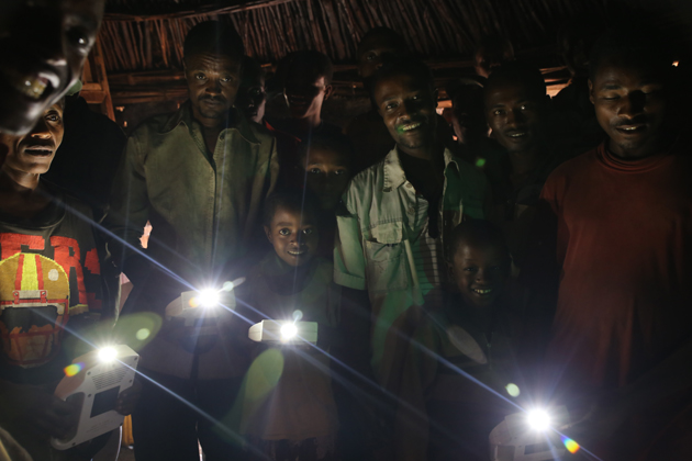 밀알복지재단, 아프리카 태양광랜턴 지원사업 진행