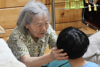 국내 조손가정 지원캠페인, '할미 없이.. 혼자서도 잘 해야해'