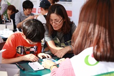 반디앤루니스 신세계 강남점과 함께 ‘태양광랜턴 조립체험교실’ 진행