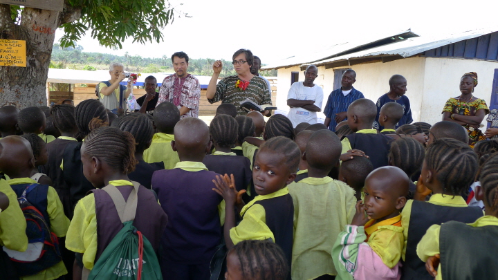 [조선일보] 총 든 라이베리아 아이들에 연필 쥐여준 코리안